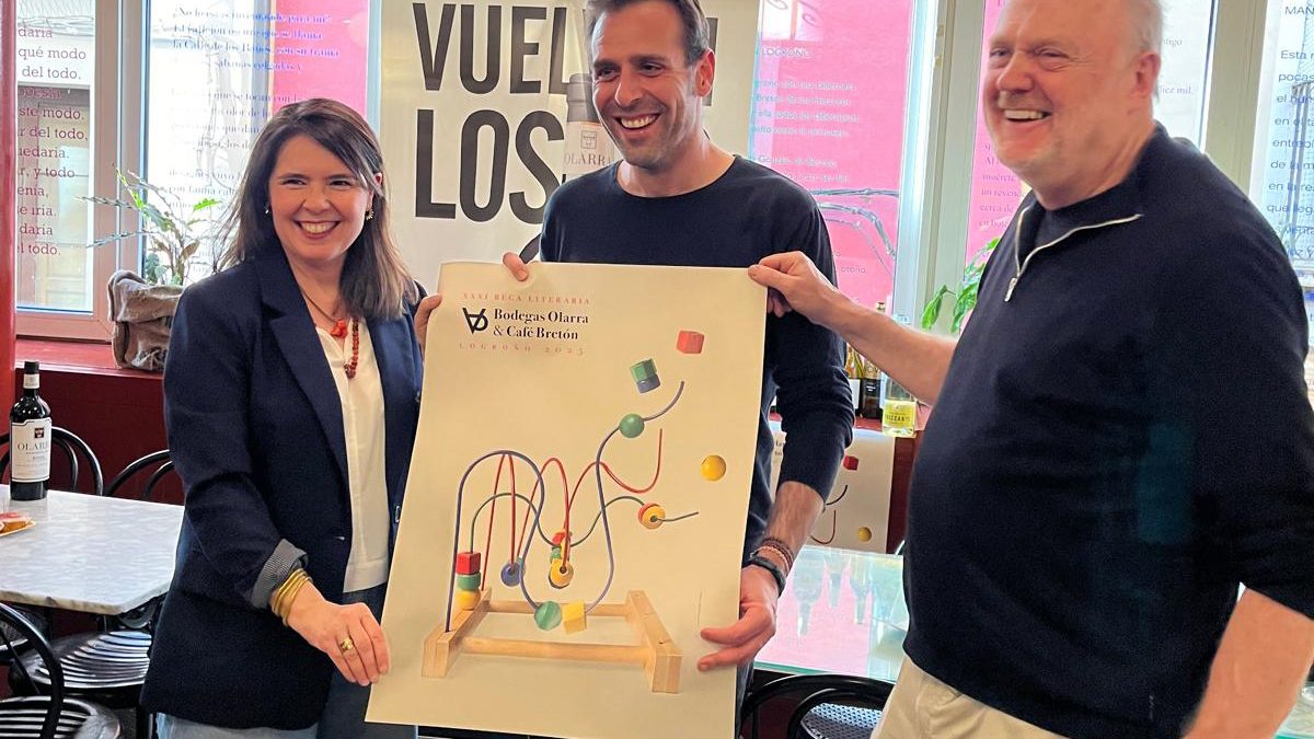 David Lopez Canales posa junto a Colo Cortés, del Café Bretón, y Maite Soria, de Bodegas Olarra.