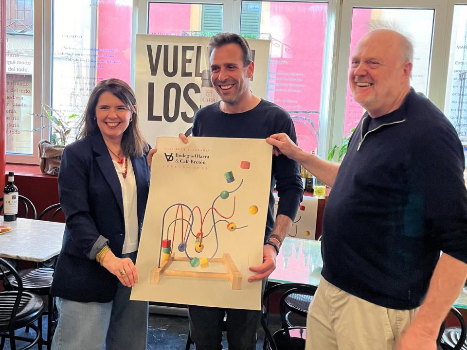 David Lopez Canales posa junto a Colo Cortés, del Café Bretón, y Maite Soria, de Bodegas Olarra.
