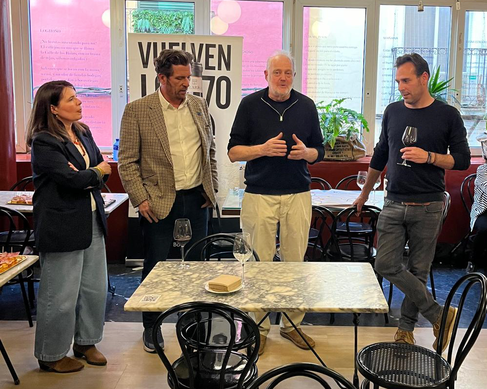 David López Canales, a la derecha, acudió a recibir el premio al Café Bretón de Logroño.